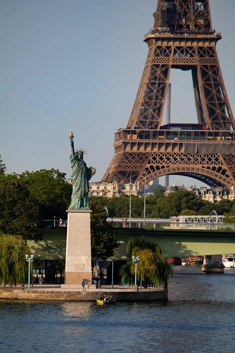 Image of the Statue of Liberty and Eiffel Tower in Paris