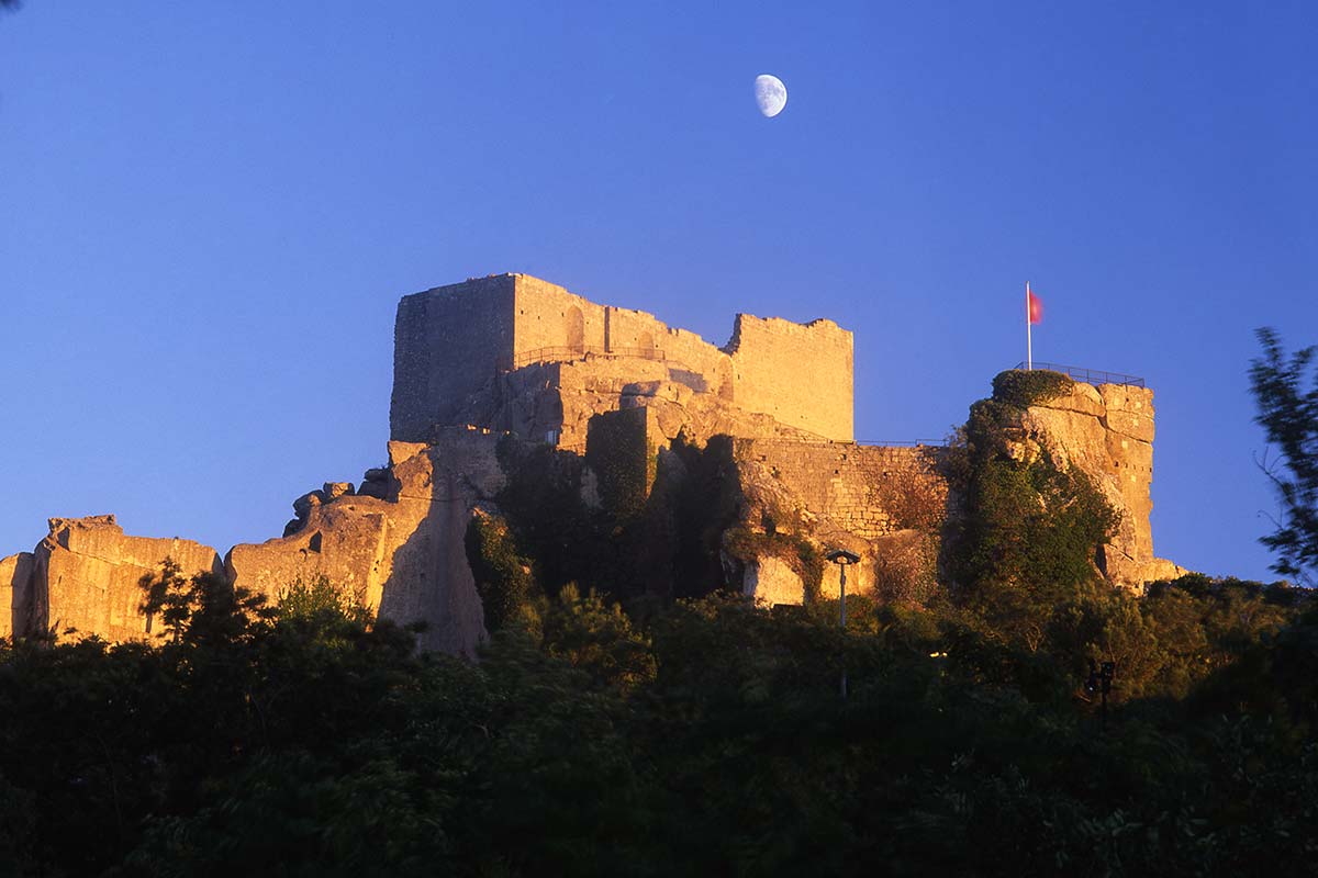 image of the castle in les baux de provence france