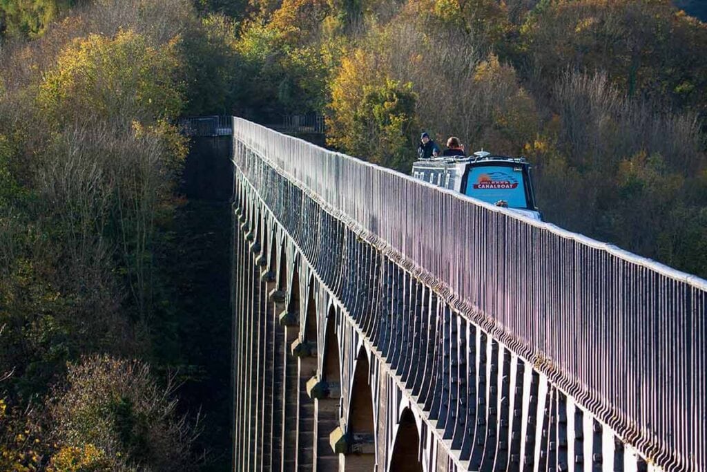 IMAGE OF BOAT CROSSING Pontcysyllte Aqueduct wrexham north wales uk