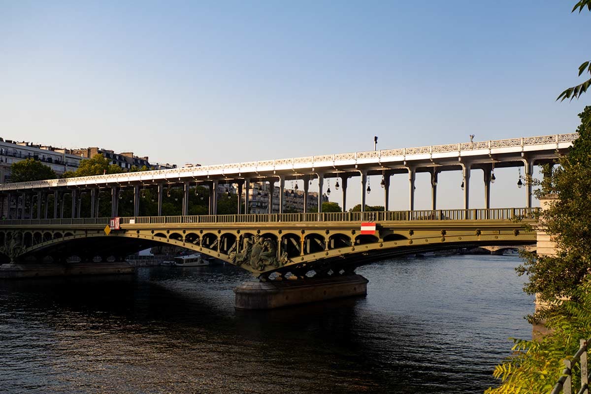 image of bir Hakeim bridge Paris france