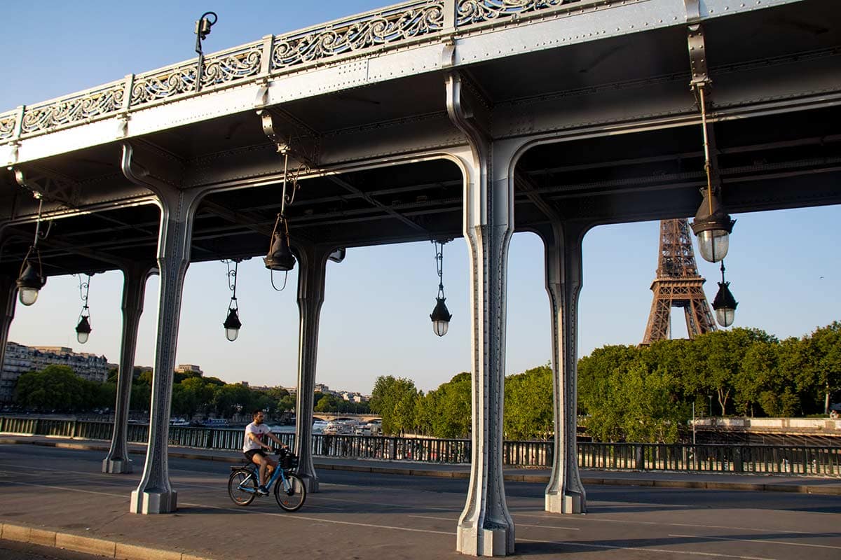 image of bir Hakeim bridge and Eiffel Tower Paris france