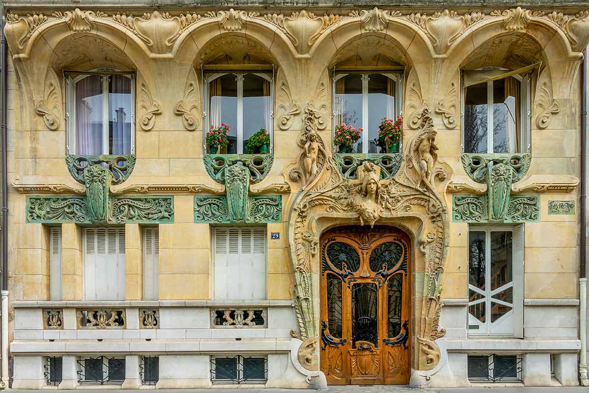 image of lower floors of Lavirotte building Paris france