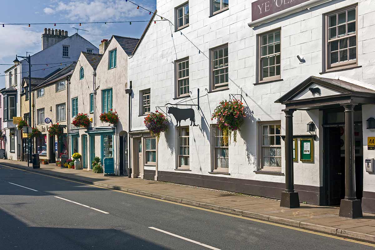 image of olde bull's head inn and castle street Beaumaris anglesey north Wales uk