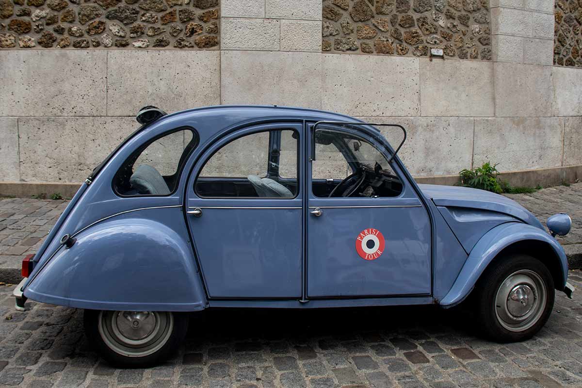 image of a Citroen 2cv car used for tours of Paris in Montmartre Paris france