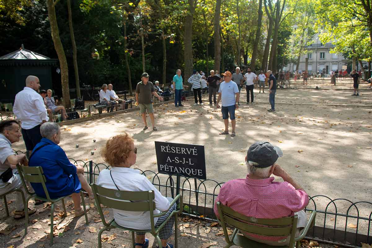 image of people playing boules in Jardin du luxembourg Paris france
