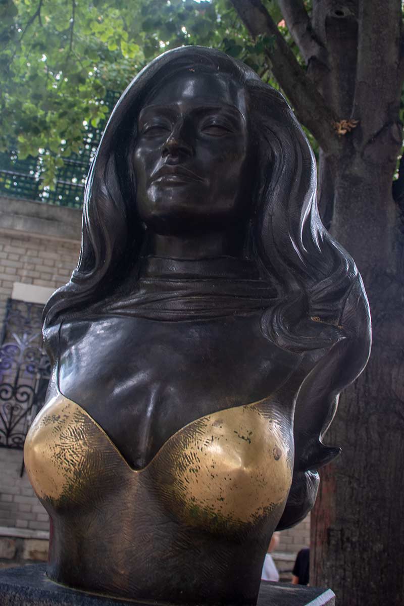 image of bust of singer Dalia in Montmartre Paris france