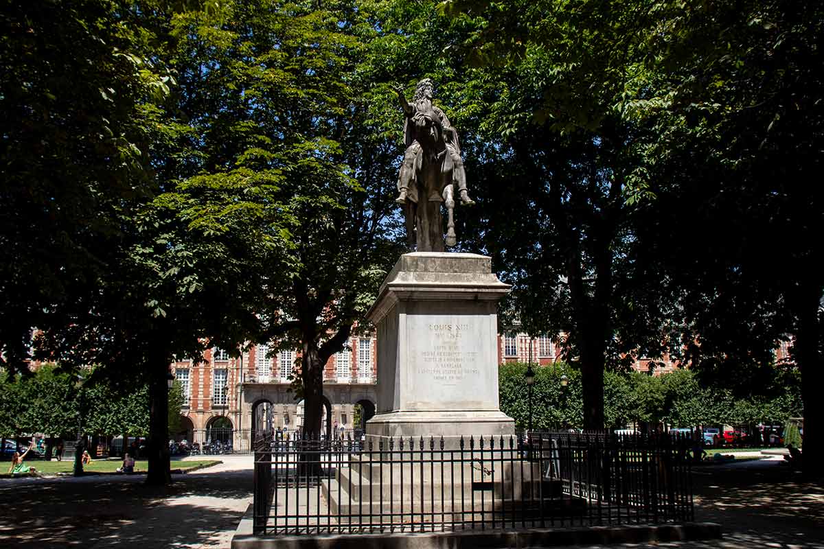 image of statue of Louis xiii place des vosges Paris france