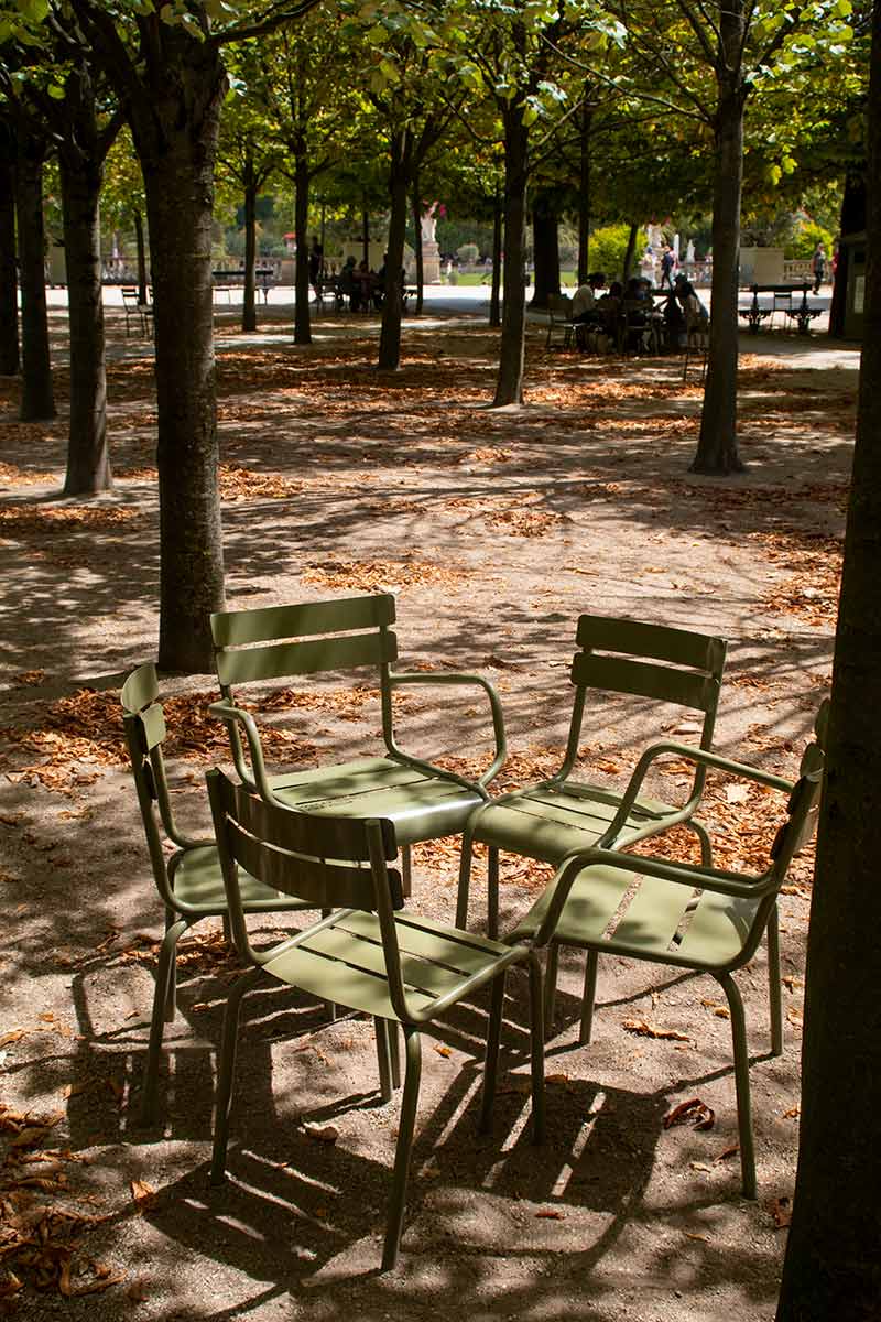 image of chaises du sent park chairs in the Jardin du Luxembourg paris france
