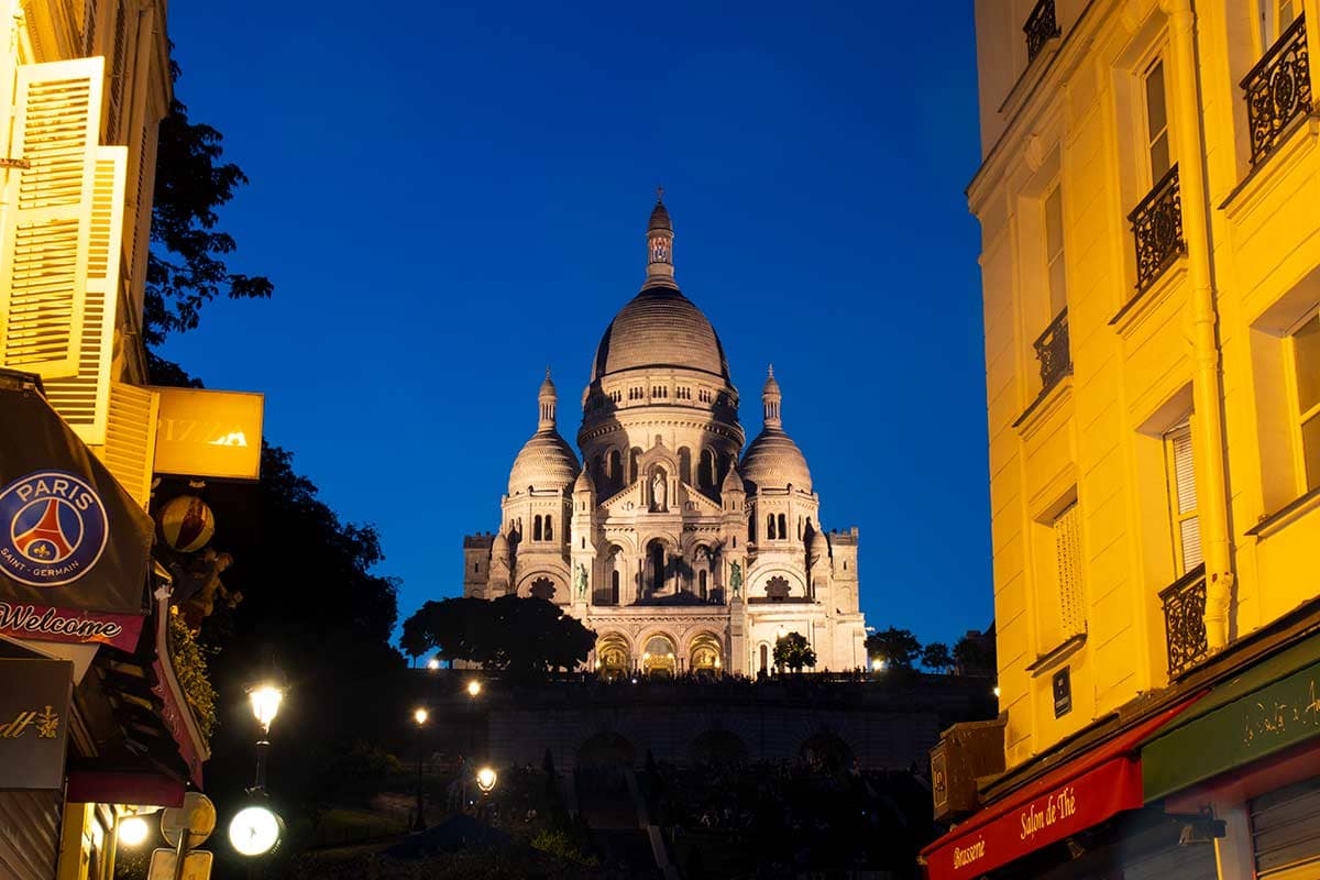 image of scare coeur basilica Montmartre Paris france
