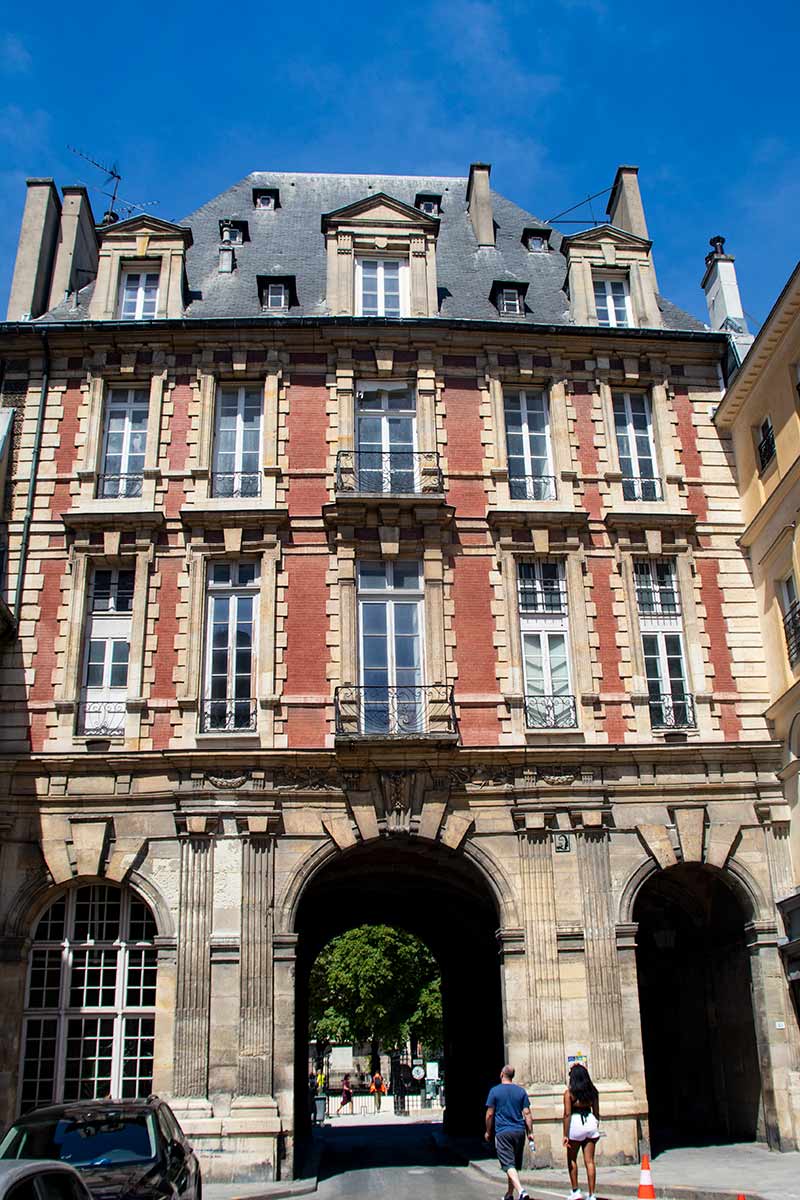 image of pavillon. du roi southern entrance to place des vosges paris france